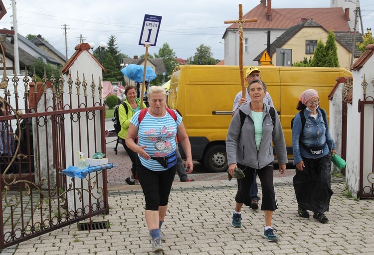 Postój pielgrzymów jasnogórskich z Hałcnowa w Bielanach - 2021