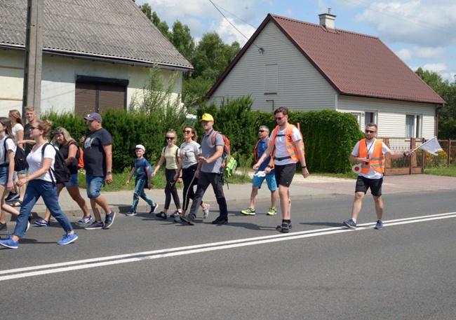 Pielgrzymi ze Skarżyska-Kamiennej w drodze na Jasną Górę