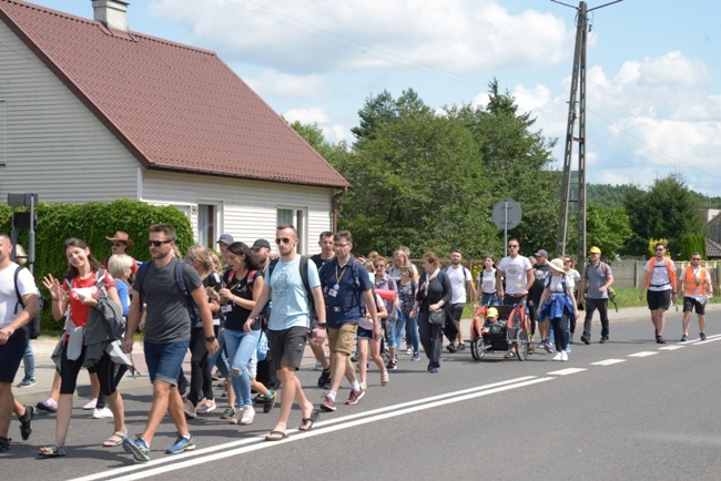 Pielgrzymi ze Skarżyska-Kamiennej w drodze na Jasną Górę