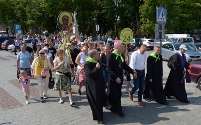 Wyjście pielgrzymów z Szydłowca. Wyprowadzili ich (od lewej): ks. Mirosław Kszczot, dyrektor pielgrzymki radomskiej, bp Piotr Turzyński, Artur Ludew, burmistrz Szydłowca,  ks. Marek Kucharski, proboszcz, i ks. Norbert Skawiński, kierownik grupy 24.