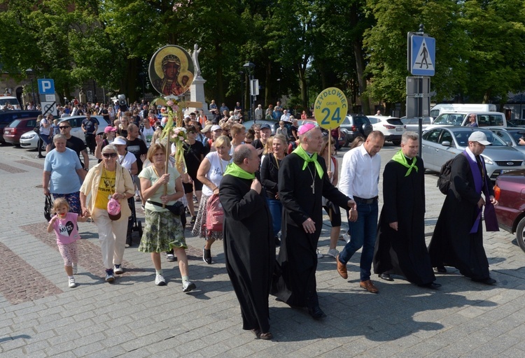 Wyjście pielgrzymów z Szydłowca. Wyprowadzili ich (od lewej): ks. Mirosław Kszczot, dyrektor pielgrzymki radomskiej, bp Piotr Turzyński, Artur Ludew, burmistrz Szydłowca,  ks. Marek Kucharski, proboszcz, i ks. Norbert Skawiński, kierownik grupy 24.