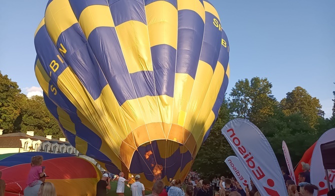 Widzowie mieli okazję oglądać start balonów z bliska. 