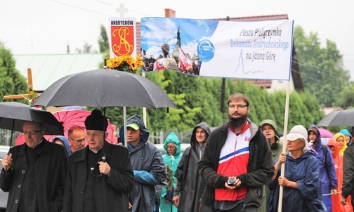 Pielgrzymów odprowadzili do granic miasta ks. prał. Stanisław Czernik i ks. kan. Jan Figura.