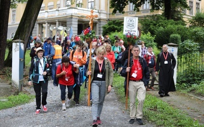 Cieszyńscy pątnicy wyruszają spod pałacowej kaplicy w dalszą drogę.