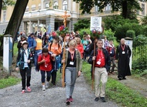 Cieszyńscy pątnicy wyruszają spod pałacowej kaplicy w dalszą drogę.