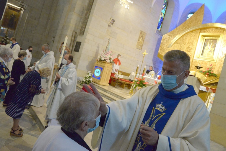 Namaszczenia chorych udziela ks. Sławomir Grochala SAC.