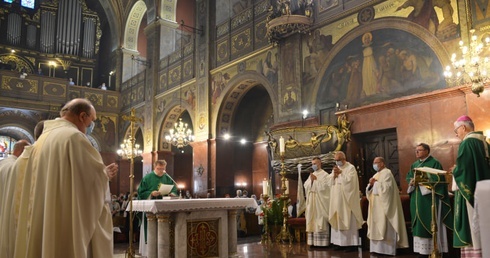 Abp Skworc w Piekarach Śl.: Konieczne jest wychodzenie ku człowiekowi