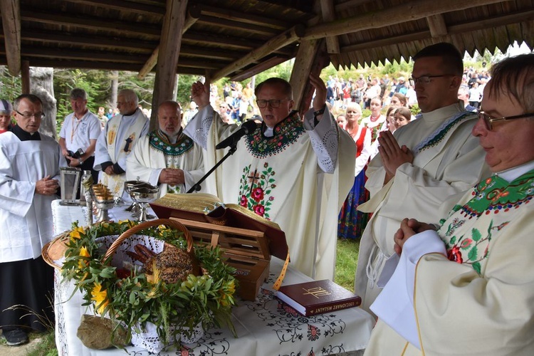 Msza św. na Polanie Rusnakowej pod Turbaczem w Gorcach 