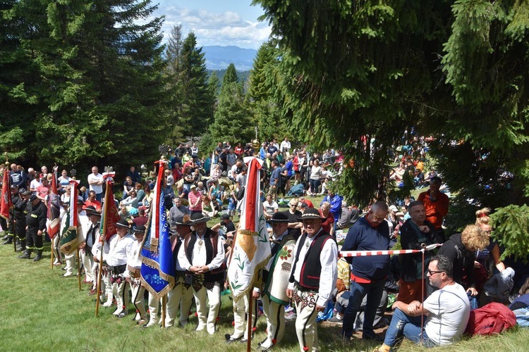 Msza św. na Polanie Rusnakowej pod Turbaczem w Gorcach 