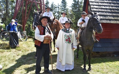 Msza św. na Polanie Rusnakowej pod Turbaczem w Gorcach 