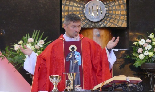 Ks. Łukasz Kubas jest głównym przewodnikiem oświęcimskiej pielgrzymki na Jasną Górę.