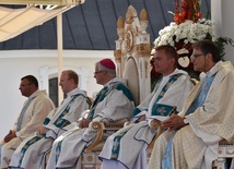 Biskup w asyście przewodników pielgrzymki (byłego i aktualnego) i diakonów ze świdnickiego WSD.