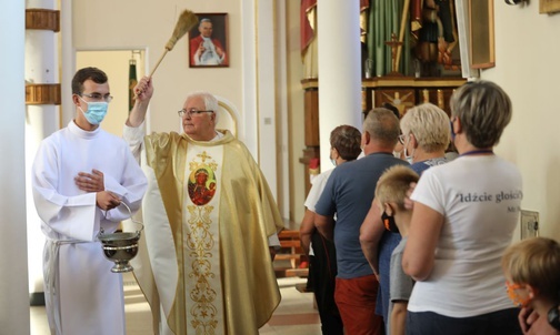 Błogosławieństwa na drogę udzielił dziekan ks. Andrzej Raszka.