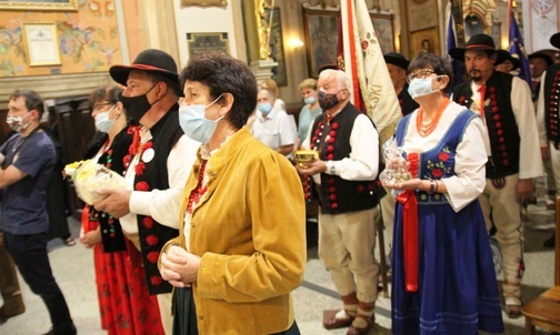 Górali żywieckich u Pani Ziemi Żywieckiej i na jubileuszu 75-lecia franciszkanów w Rychwałdzie nie mogło zabraknąć.