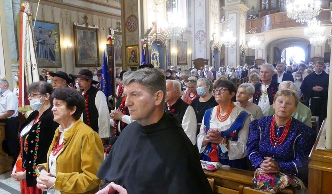 Franciszkanie, rychwałdzcy parafianie i pielgrzymi świętowali razem 75-lecie przybycia zakonników do sanktuarium.