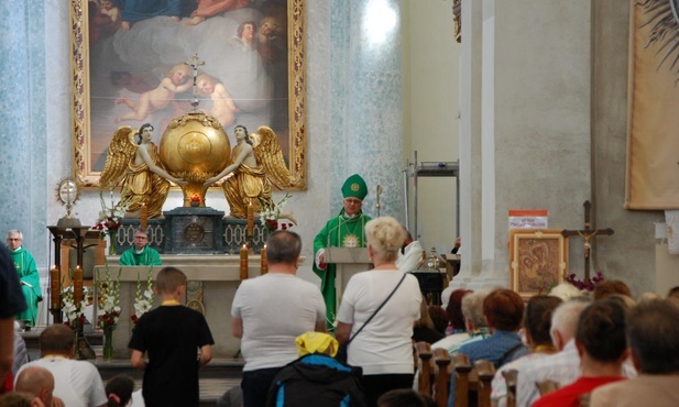 Mszy św. na Świętym Krzyżu przewodniczył bp Artur Miziński.