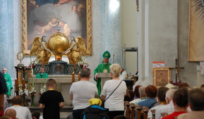 Mszy św. na Świętym Krzyżu przewodniczył bp Artur Miziński.