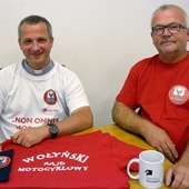 Ks. Sławomir Molendowski (z lewej) i ks. Ireneusz Chmura już zapisali się na przyszłoroczną wyprawę.