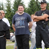 Proboszcz, o. Grzegorz Siwek OFMConv. (w środku) dbał o wyśmienite humory uczestników franciszkańśkeij zabawy.