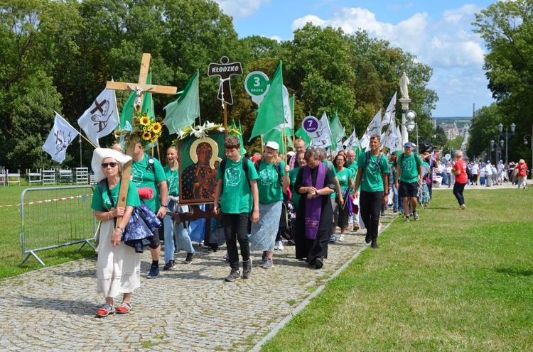 XVIII PPDŚ. Wejście na Jasną Górę diecezji świdnickiej