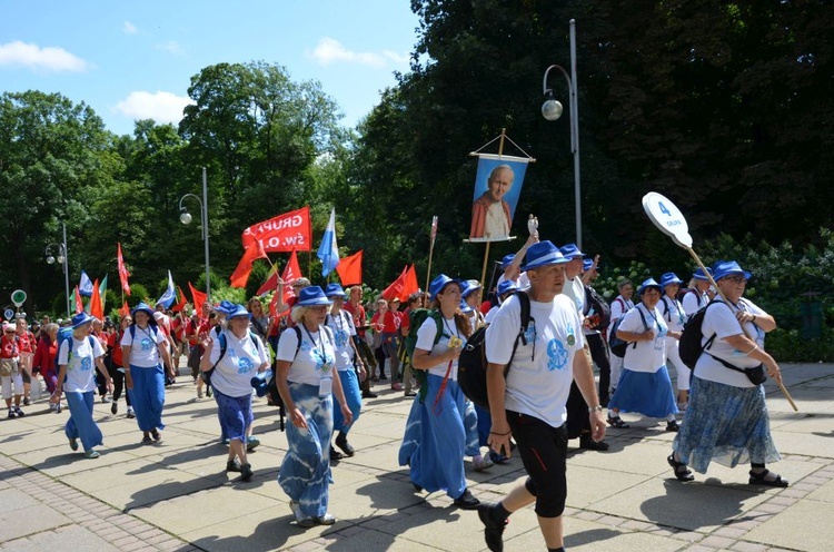 XVIII PPDŚ. Wejście na Jasną Górę diecezji świdnickiej