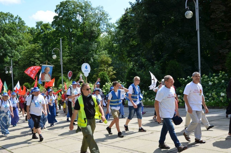 XVIII PPDŚ. Wejście na Jasną Górę diecezji świdnickiej