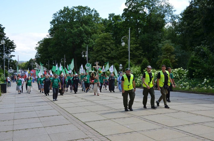 XVIII PPDŚ. Wejście na Jasną Górę diecezji świdnickiej