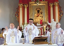 	Od lewej księża: Włodzimierz Caputa, Sławomir Pietraszko  i Władysław Sporek w słotwińskiej kaplicy.