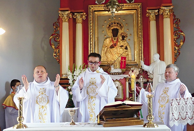 	Od lewej księża: Włodzimierz Caputa, Sławomir Pietraszko  i Władysław Sporek w słotwińskiej kaplicy.