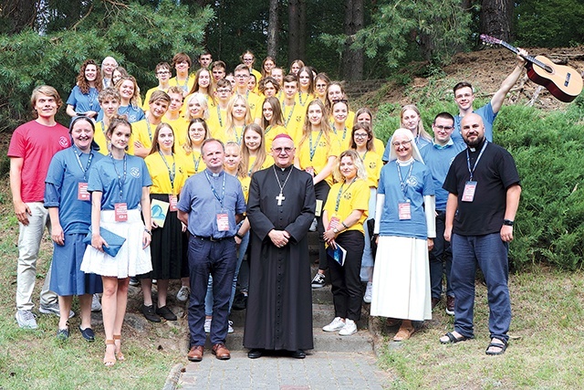 ▲	Uczestnicy obozu spotkali się na wspólnej Mszy św.  z abp. Józefem Górzyńskim.