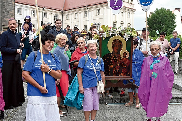 Biskup Adam Bałabuch przeszedł z pątnikami pierwszy etap drogi.