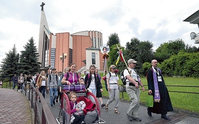 Wyjście spod kościoła pw. św. Pawła.