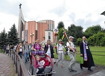 Wyjście spod kościoła pw. św. Pawła.