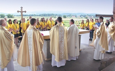 Stypendyści zgromadzeni na Eucharystii przy ołtarzu papieskim.