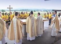 Stypendyści zgromadzeni na Eucharystii przy ołtarzu papieskim.