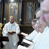 Opat Szymon przewodniczy modlitwie mnichów.