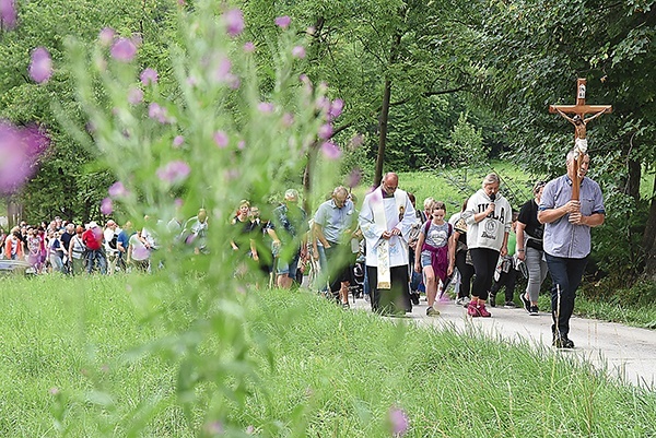 Stroma droga pod górę jest symbolem wychodzenia z uzależnień.