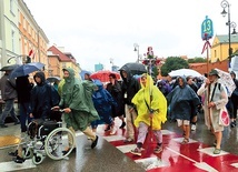 W deszczu, ale z radością w sercu pielgrzymi wyszli na szlak.