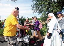 Pan Józef z parafii św. Rafała Kalinowskiego w Elblągu czeka na pielgrzymów z arbuzami.