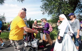 Pan Józef z parafii św. Rafała Kalinowskiego w Elblągu czeka na pielgrzymów z arbuzami.