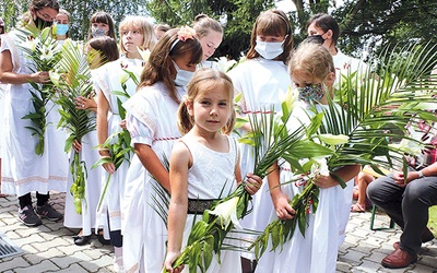 Po Eucharystii wierni przeszli w uroczystej procesji wokół kościoła. Cechą charakterystyczną tego pochodu jest obecność panien niosących lilie – symbol czystości.