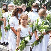 Po Eucharystii wierni przeszli w uroczystej procesji wokół kościoła. Cechą charakterystyczną tego pochodu jest obecność panien niosących lilie – symbol czystości.
