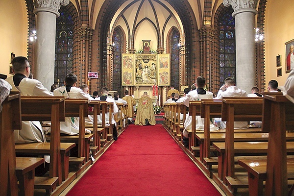 Jak czytamy na stronie wrocławskiego MWSD, zgodnie z przyjętymi przez Konferencję Episkopatu Polski nowymi zasadami formacji kapłańskiej w Polsce, cały cykl formacyjny trwa siedem lat i rozpoczyna się rokiem propedeutycznym („zerowym”).