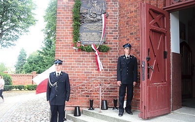 	20.08.2020 r. Uroczystość odsłonięcia epitafiów ks. Kreffta i ks. Wryczy na kościele pw. św. Michała Archanioła w Zblewie.