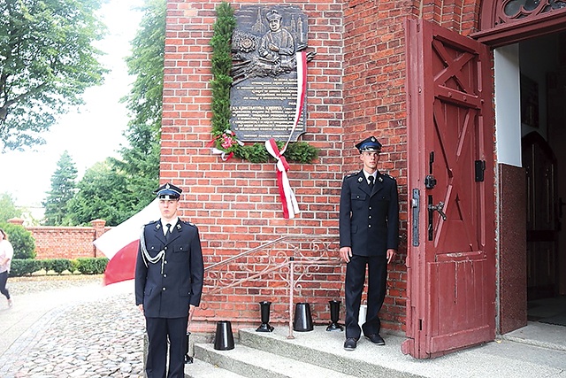 	20.08.2020 r. Uroczystość odsłonięcia epitafiów ks. Kreffta i ks. Wryczy na kościele pw. św. Michała Archanioła w Zblewie.