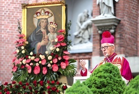 	Abp Skworc podczas majowego spotkania mężczyzn i młodzieńców w Piekarach Śląskich.