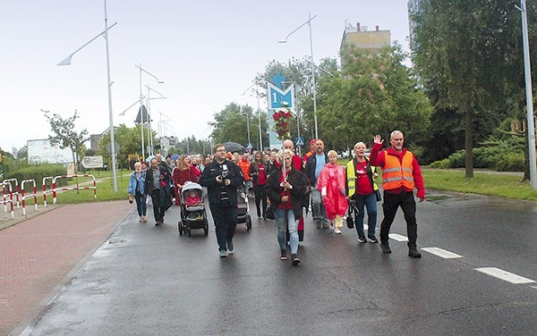 Uczestnicy wieczornego czuwania ruszyli ulicami Polkowic. Podobny przemarsz miał miejsce w Węglińcu.