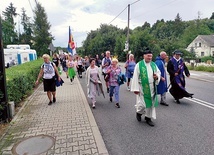 Mieszkańcy miejscowości Kup wychodzą naprzeciw pielgrzymującym i uroczyście wprowadzają ich do kościoła.