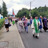 Mieszkańcy miejscowości Kup wychodzą naprzeciw pielgrzymującym i uroczyście wprowadzają ich do kościoła.