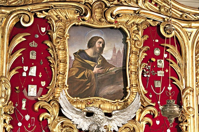 ▲	Obraz przedstawiający apostoła znajduje się na zasuwie – w głównym ołtarzu.